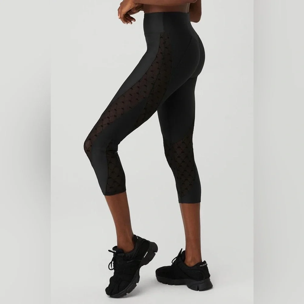 ALO Yoga SET Airlift Mesh Bra and High-Waist Celeste Capri Set